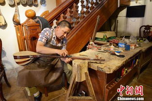 探访喀什第六代乐器制作传人 传统老店也玩 互联网