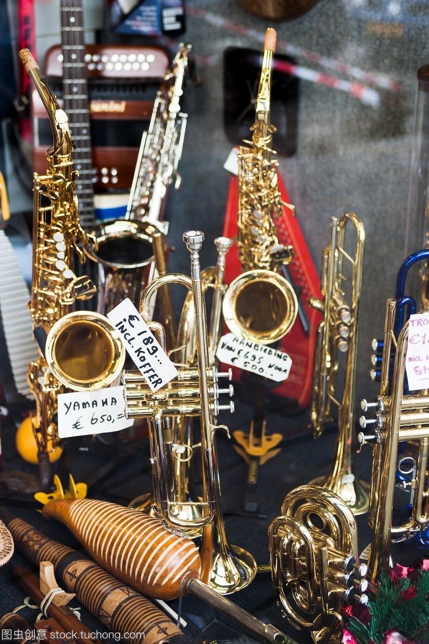 乐器销售。铜管乐器。阿姆斯特丹的商店。